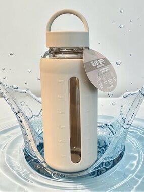 MANNA Glass Water Bottle with Silicone sleeve Beige/Gray Loop handle 27 oz. NEW
